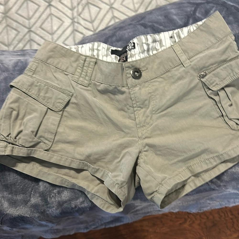 Fox racing short shorts. Excellent used condition. Khaki. Small size 3